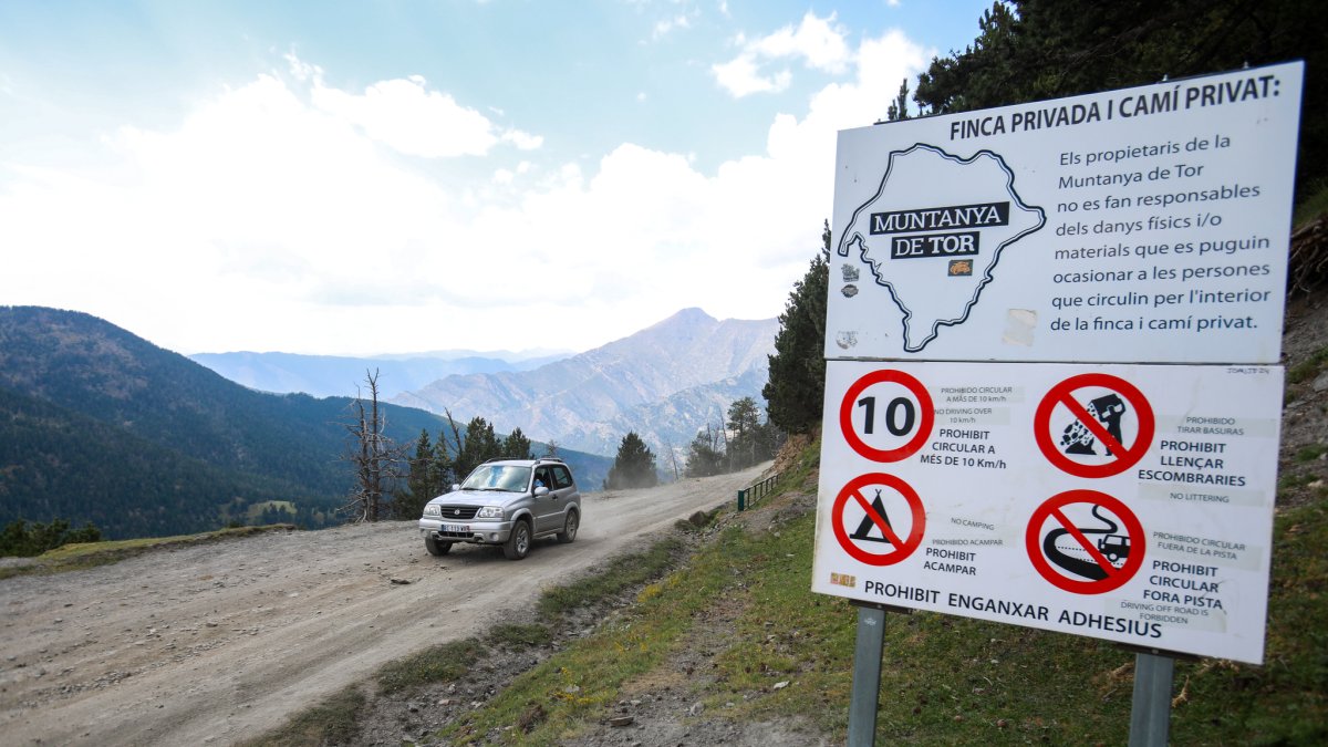 Un vehicle accedint a Andorra des de la pista forestal de Tor.