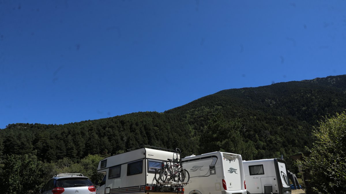 Autocaraves estacionades en un aparcament de muntanya.