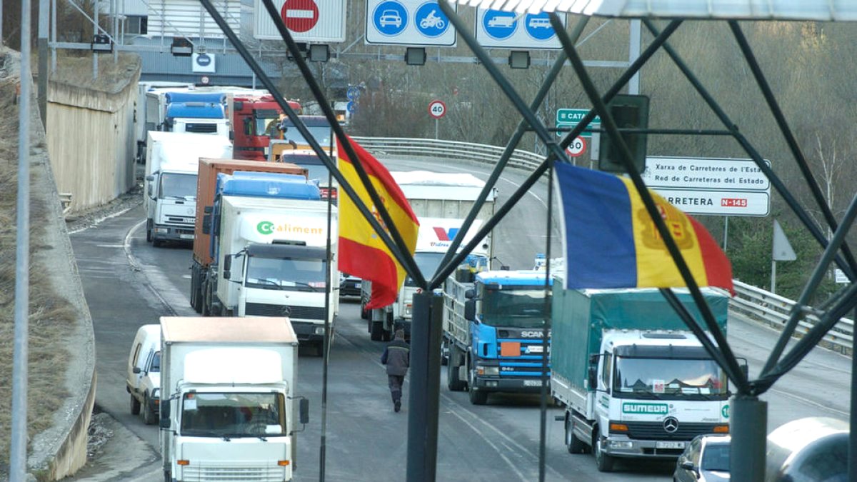 Camions a la duana del riu Runer.