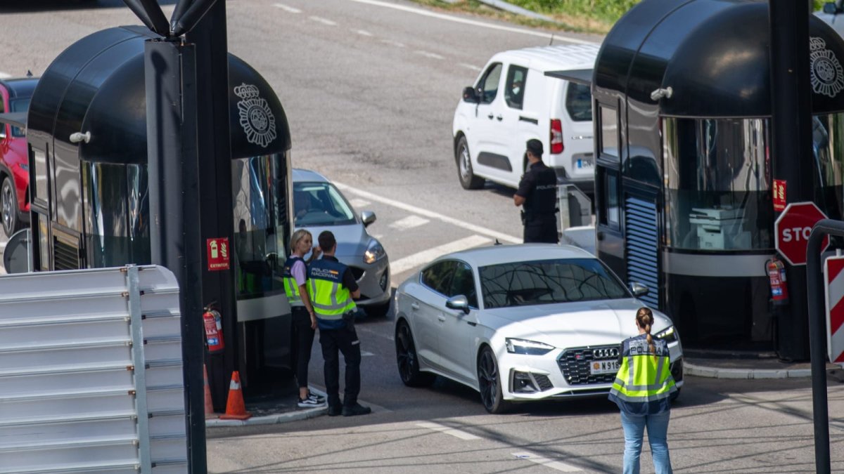 Agentes de policia espanyola controlant la sortida de vehicles a la frontera del riu Runer