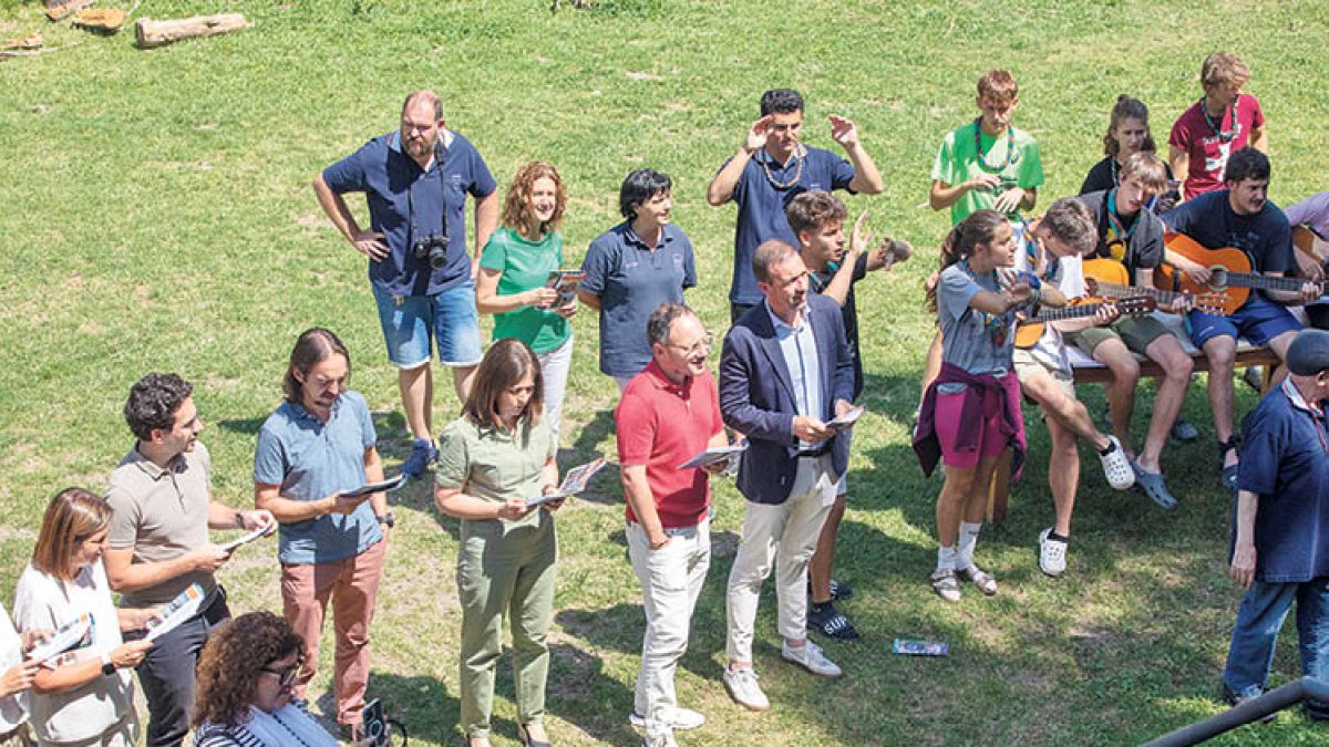 El cap de Govern, Xavier Espot, i part del seu executiu a la trobada a AINA.