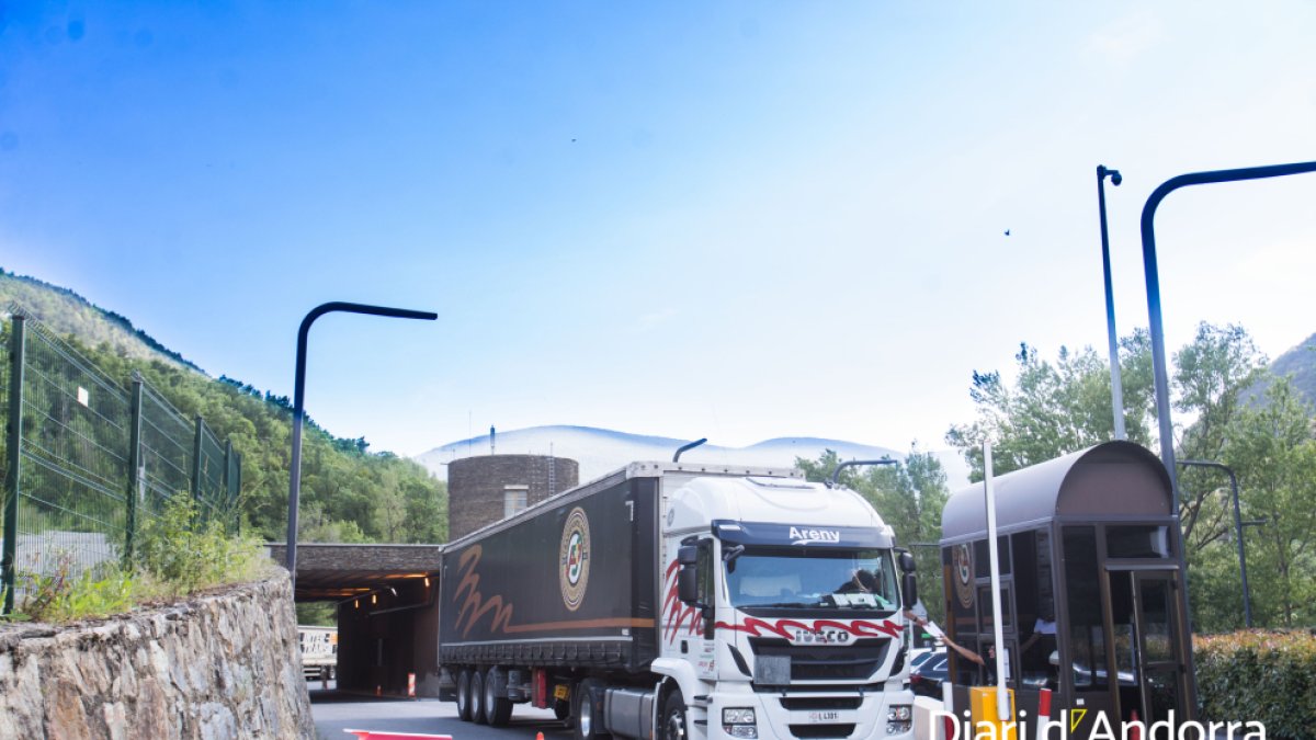 Un camió de mercaderia creua la frontera des d'Espanya.