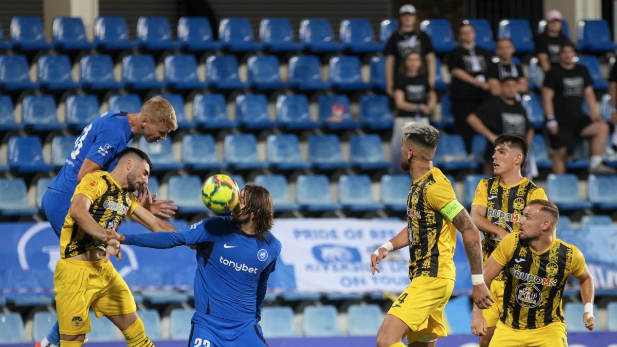 Un instant del partit al Nacional.