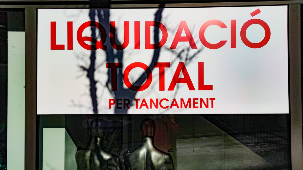 Anunci del tancament d’un comerç.