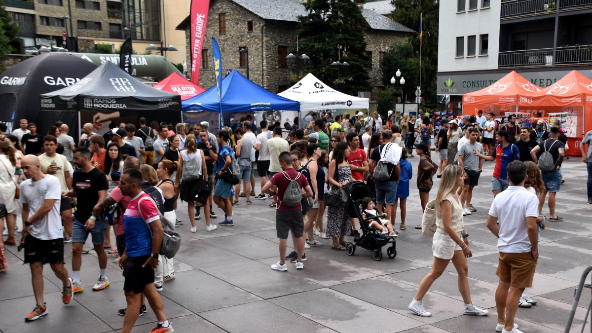 La fira de la bicicleta a la plaça de la germandat de Sant Julià de Lòria.