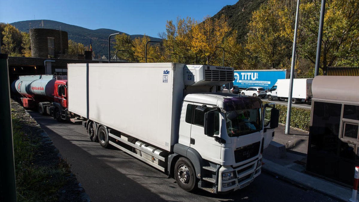 Camions de mercaderies a la duana del riu Runer.