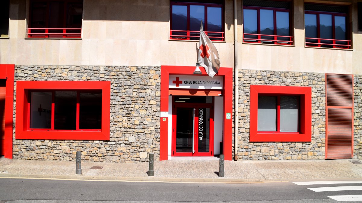 Façana de la seu de la Creu Roja.