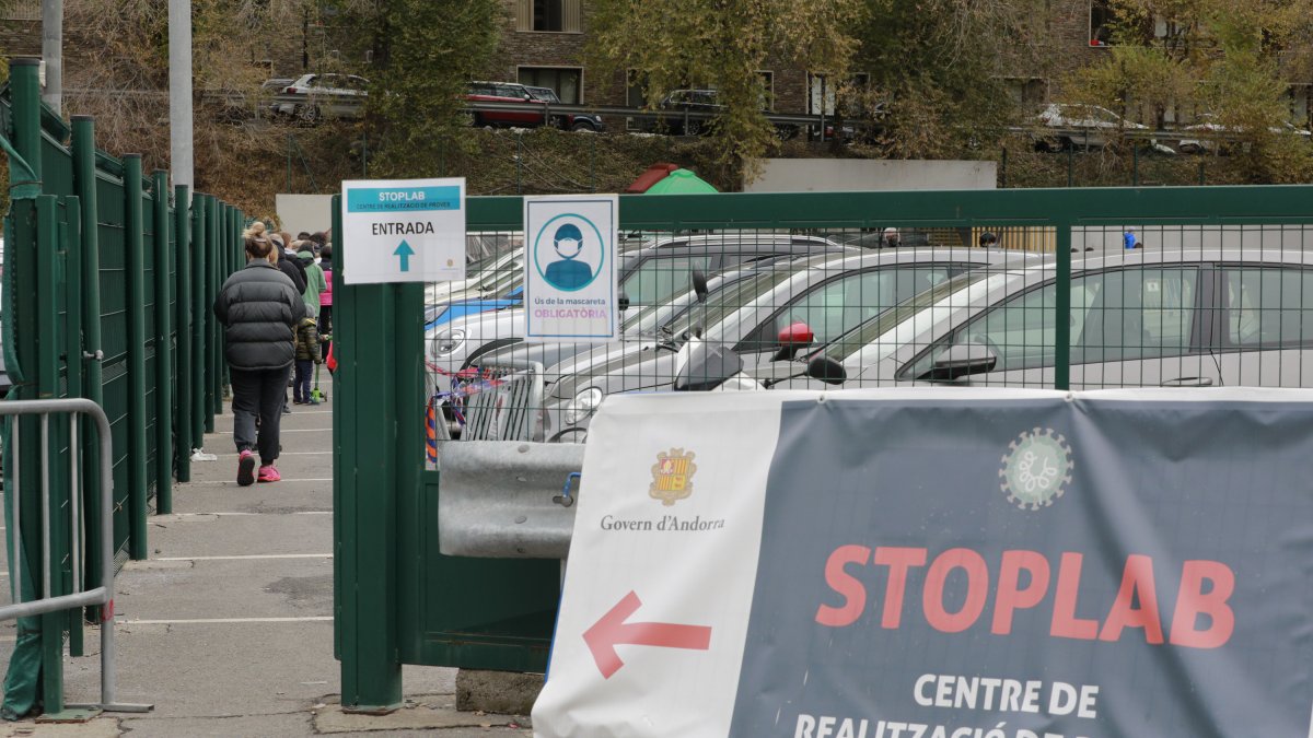 Un dels centres de proves diagnòstiques habilitats durant la pandèmia.
Plaça de braus zona de proves testos TMA i antígens
Cues per pfer-se la prova TMA
Foto: Fernando Galindo