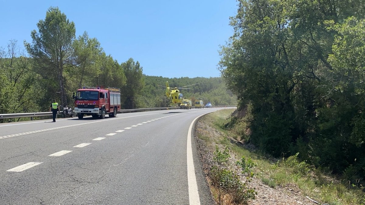 Els equips d’emergència a la C-14.