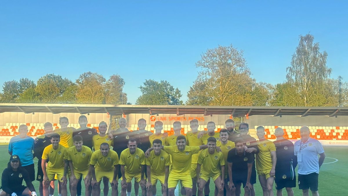 L’equip colomenc a l’escenari del partit.