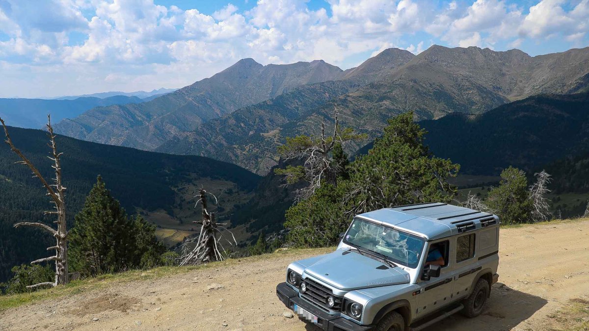 Un dels vehicles que fa la ruta a Tor.