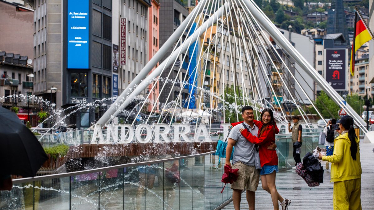 Uns turistes es fotografien ahir davant de les fonts de la Rotonda.