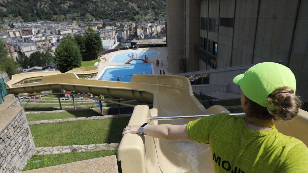 Un monitor a la piscina dels Serradells.

Foto: Fernando Galindo