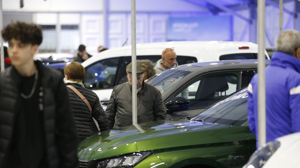 Visitants a l’exposició de vehicles en la darrera Fira de la capital.