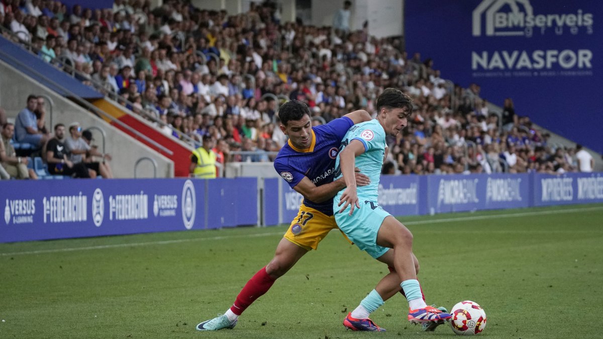 El lateral tricolor Jesús Clemente en una acció del partit.