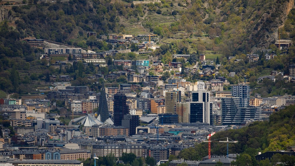 Vistes aèries d’Andorra la Vella i Escaldes-Engordany.