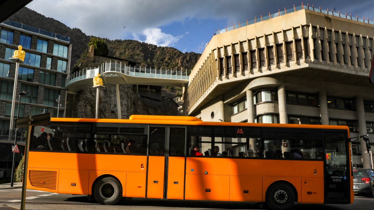 Un bus circulant a Andorra la Vella.