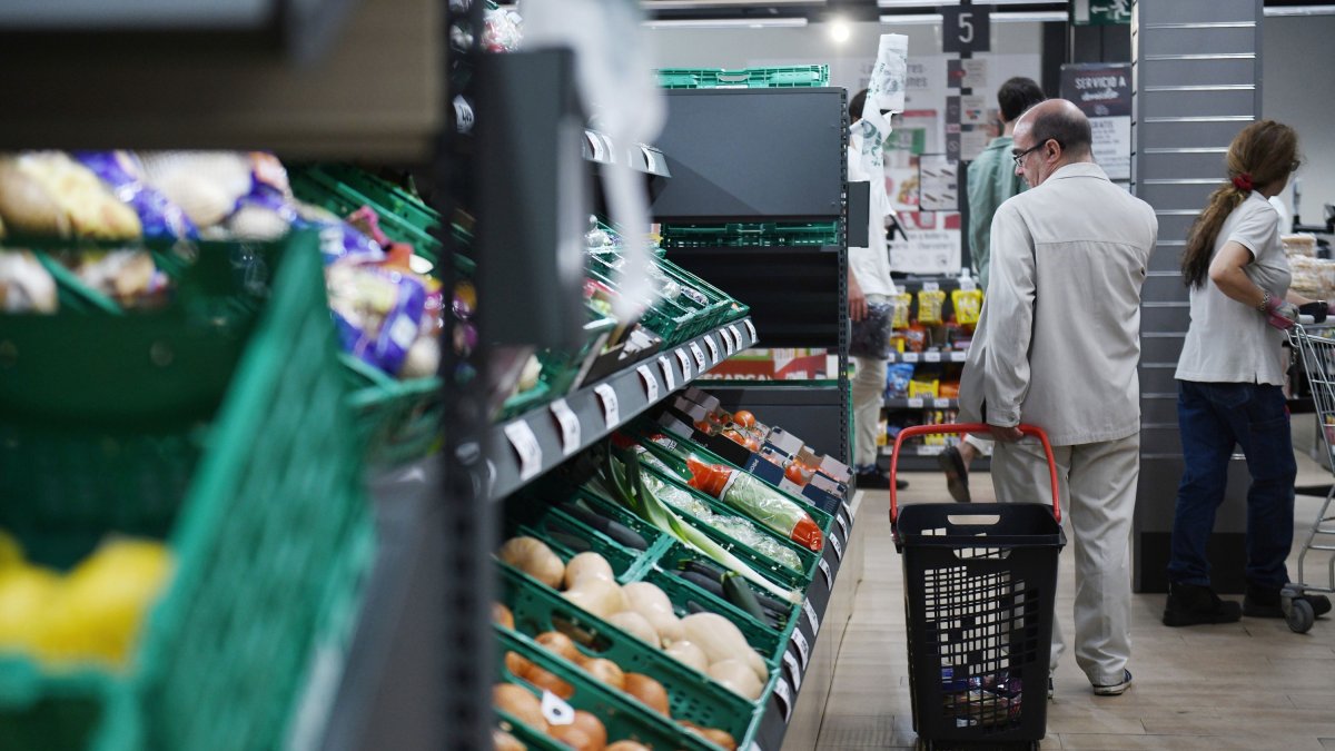 Prestatgeria amb aliments en un supermercat.