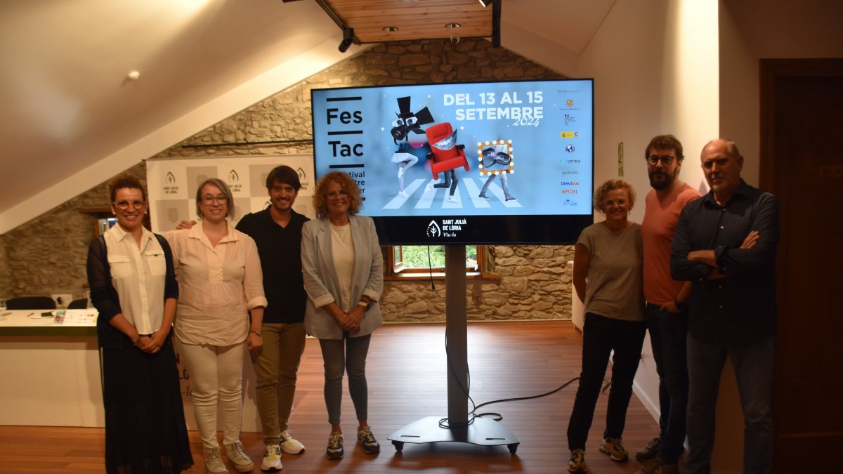 Tots els organitzadors del Festac, entre ells, la consellera de Cultura, Teresa Areny, i el director artístic del festival, Sergi Vallès.