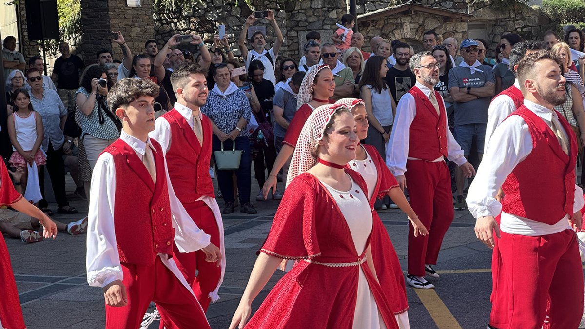 Un instant de la dansa del Pregó de l'Esbart dansaire d'Andorra la Vella.