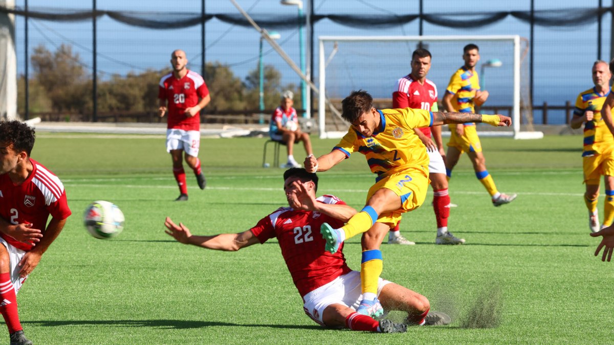 L’andorrà Adrià da Cunha, en un xut que el porter de Gibraltar va enviar a córner, ahir.