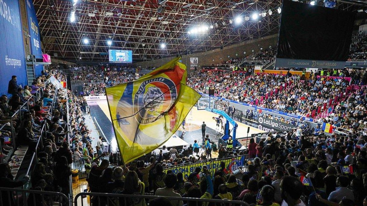 Aficionats tricolors al Poliesportiu en un duel del MoraBanc.