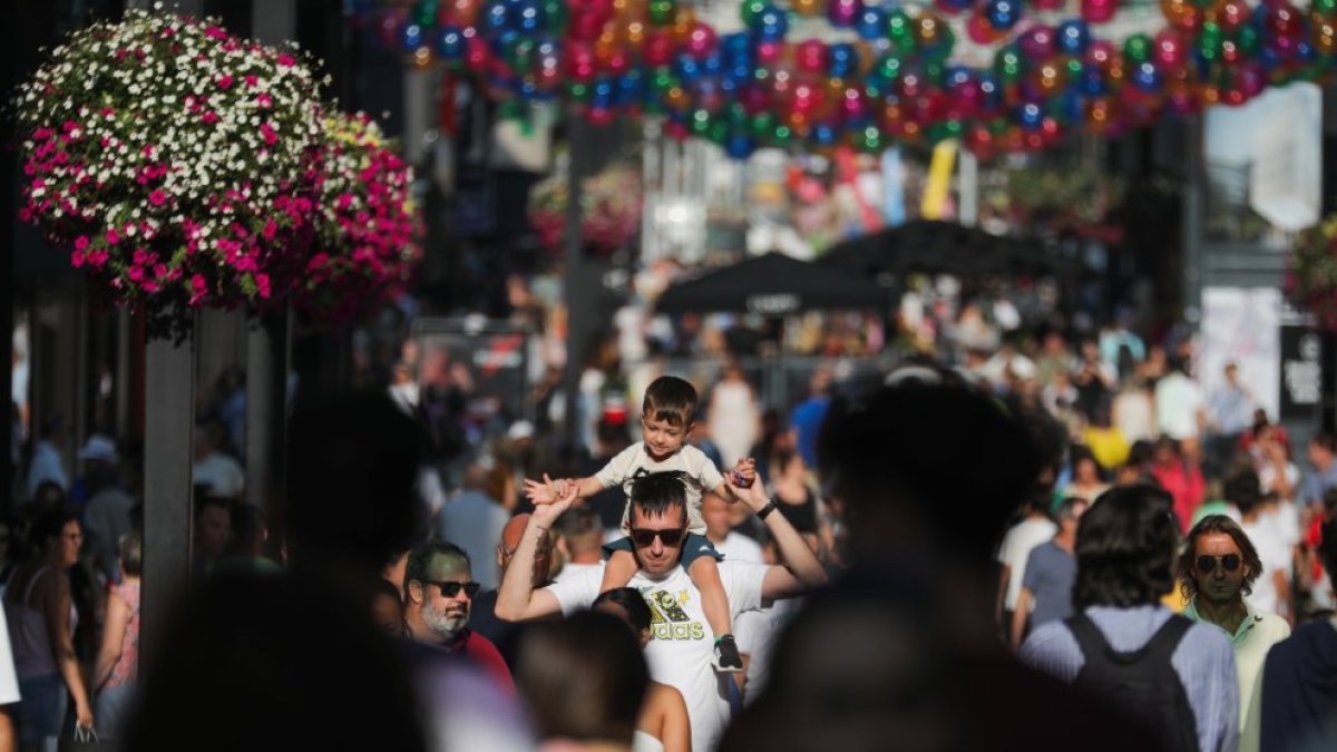 Turistes passejant per l’avinguda Meritxell, aquest estiu.