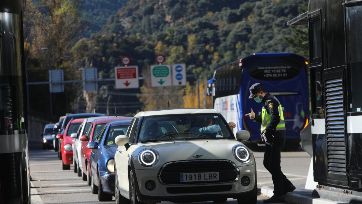 Cua de vehicles a la frontera del riu Runer per entrar a Andorra.