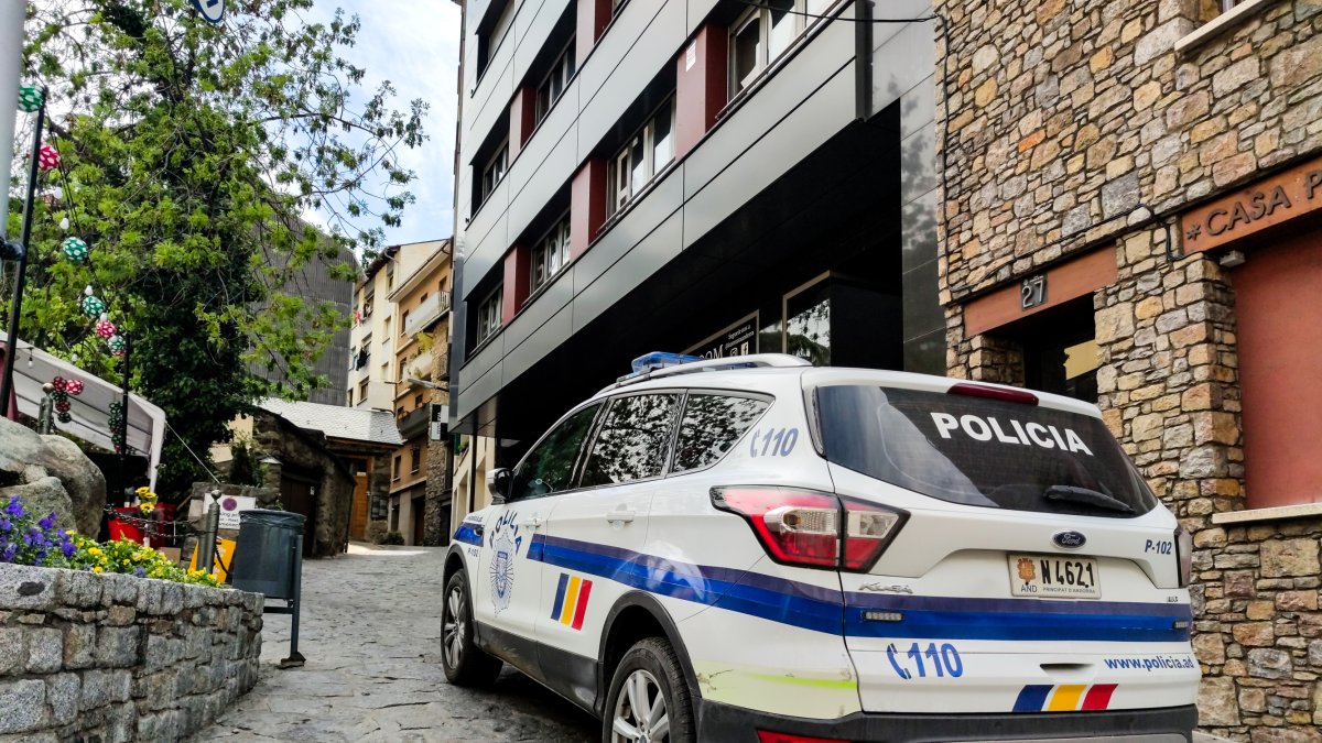 Vehicle policial als carrers del barri antic.