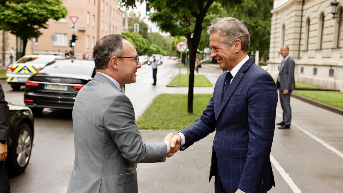 Salutació entre Xavier Espot i Robert Golob.