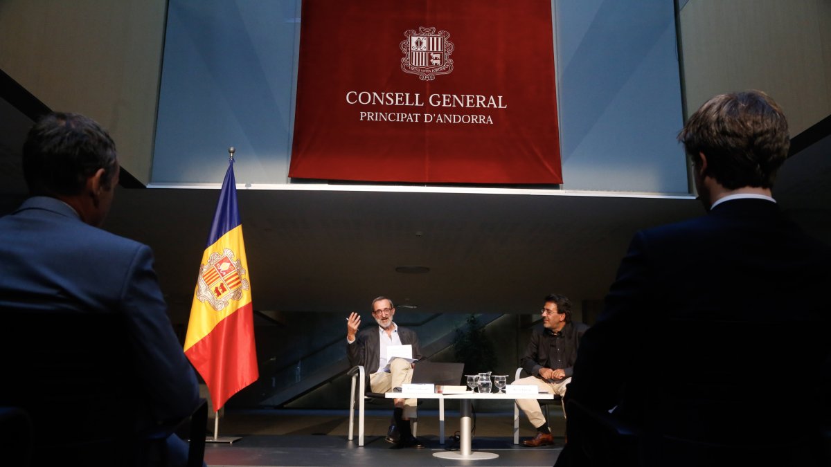 L'historiador Jordi Guillamet presenta l'estudi sobre tots els els noms de la cambra legislativa