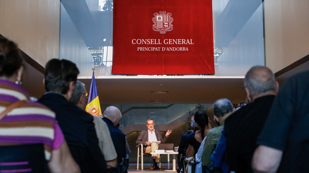 Guillamet en la presentació del llibre al Consell General.