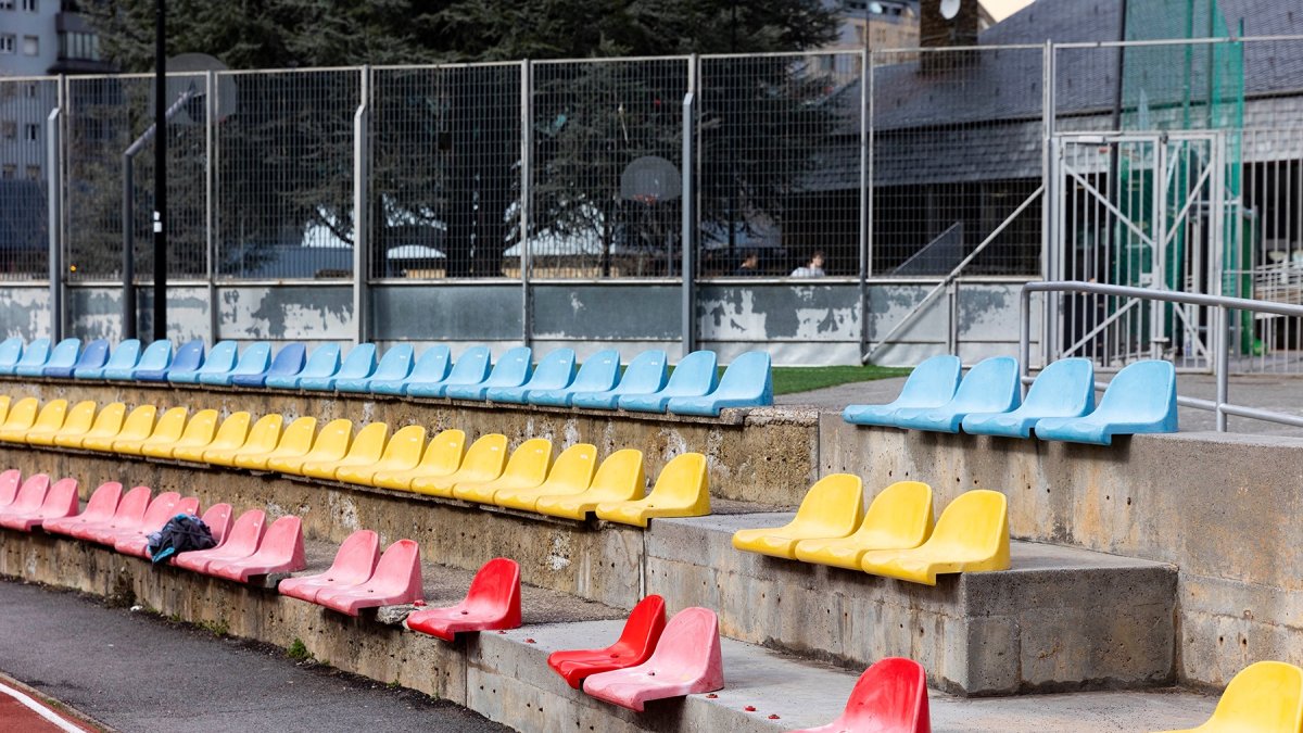 L'estat de les graderies de l'Estadi Comunal