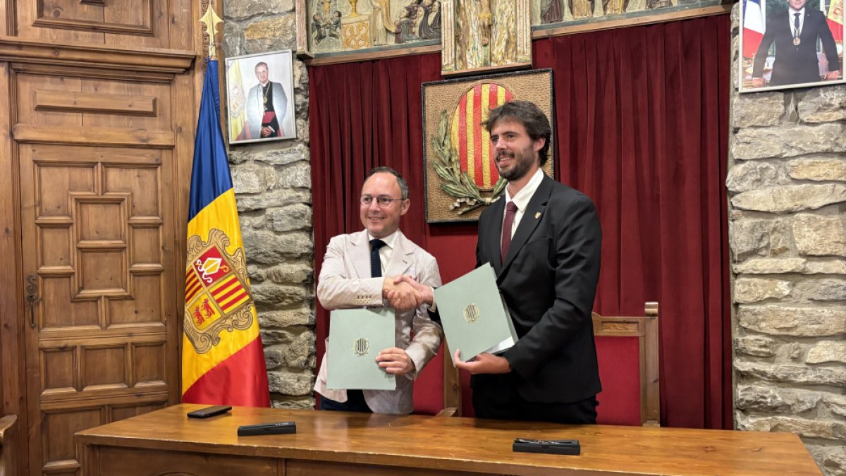 Signatura del memoràndum d’entesa, ahir a casa comuna.