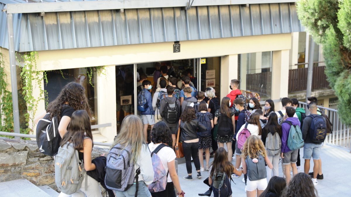 Els alumnes entrant a l’escola.