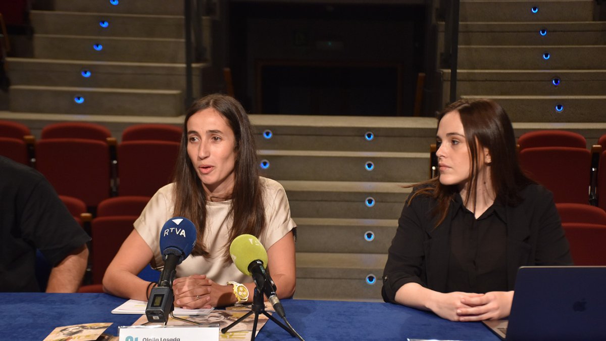 La cònsol menor d'Andorra la Vella, Olalla Losada, i la directora i actriu de l'obra 'Benvinguda a la realitat', Núria Montes