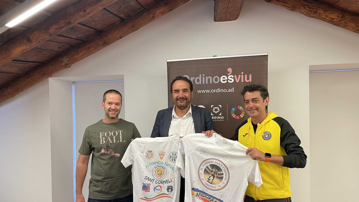 El director del Torneig de futbol sala Sant Corneli, Lluís Bigordà; el conseller de Turisme, Esports i Dinamització, Jordi Serracanta i el secretari de l'FC Madriu, Pau Duran