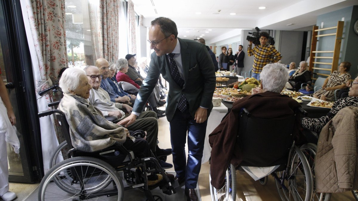 Xavier Espot a la visita institucional a la residència a El Cedre