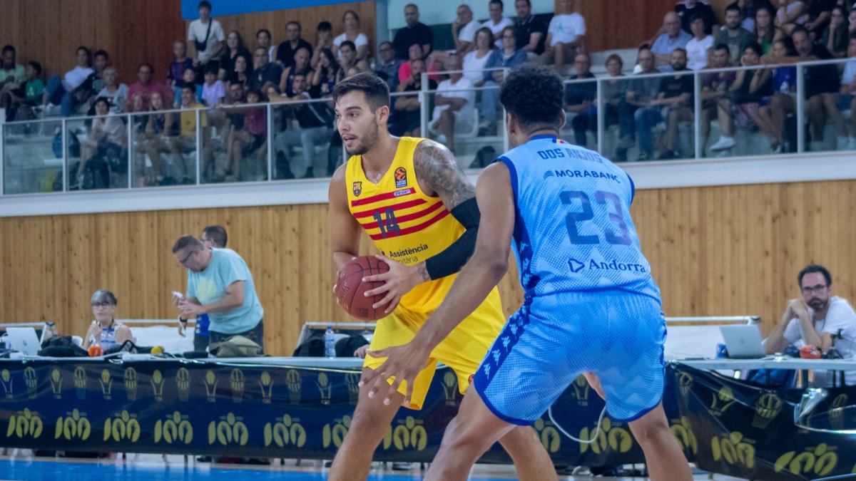 Willy Hernángomez en una acció amb Felipe dos Anjos, ahir.