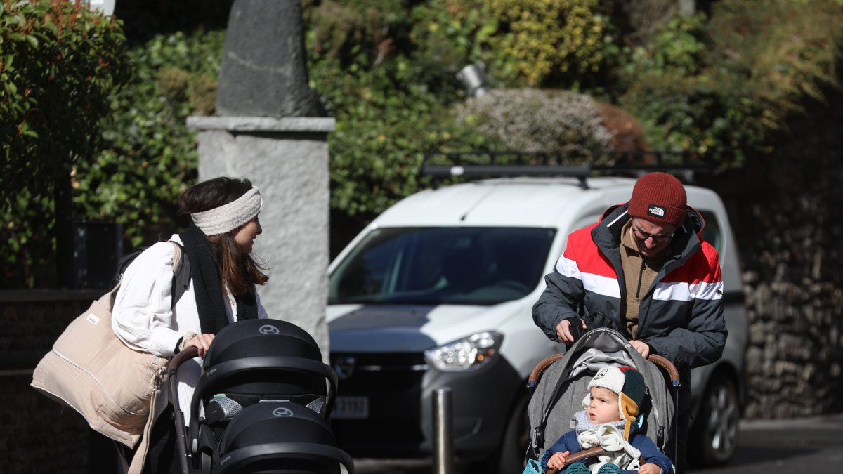 Famílies amb infants passejant.