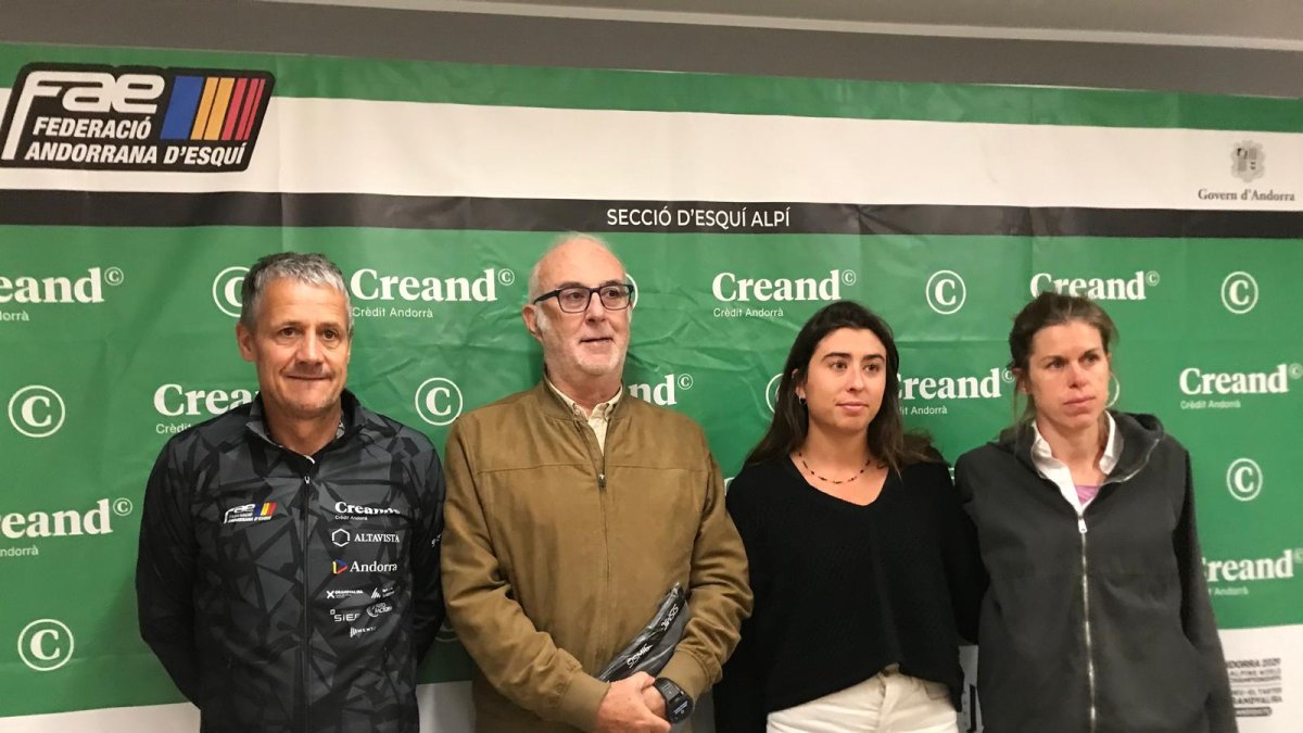 Carles Visa, Lluís Ruiz, Carola Vila i Laura Orgué, a la seu de la FAE.