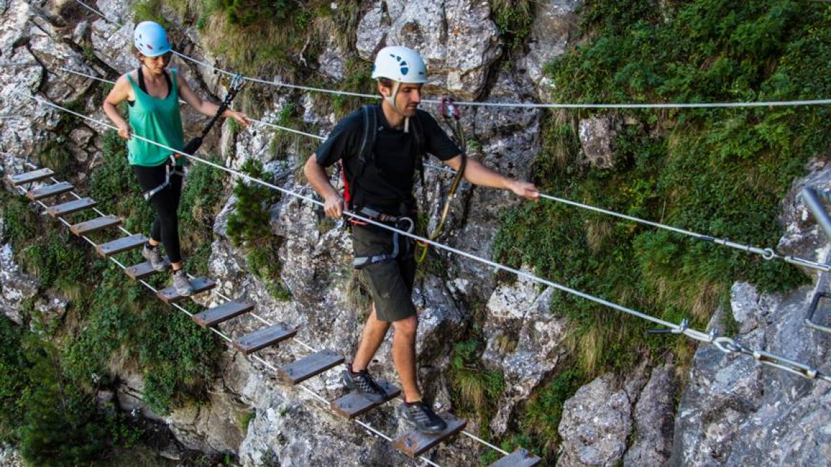 Excursionistes en una via ferrada d’Encamp.