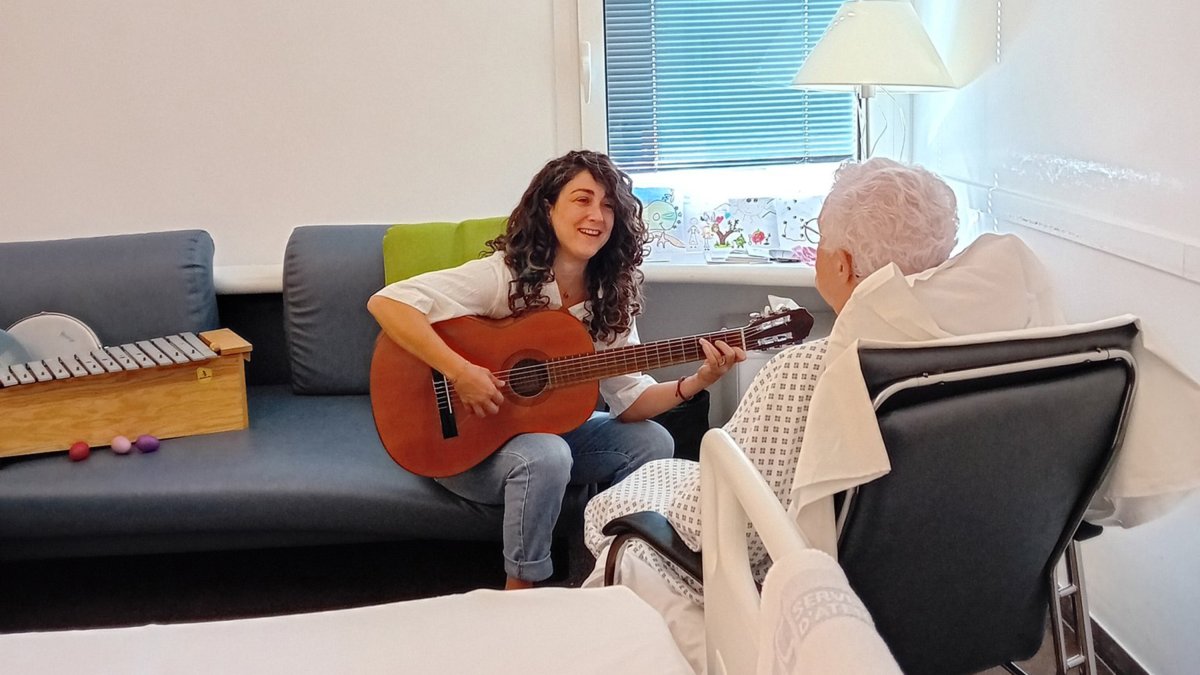 La musicoterapeuta Laia Font amb una pacient a l'hospital.