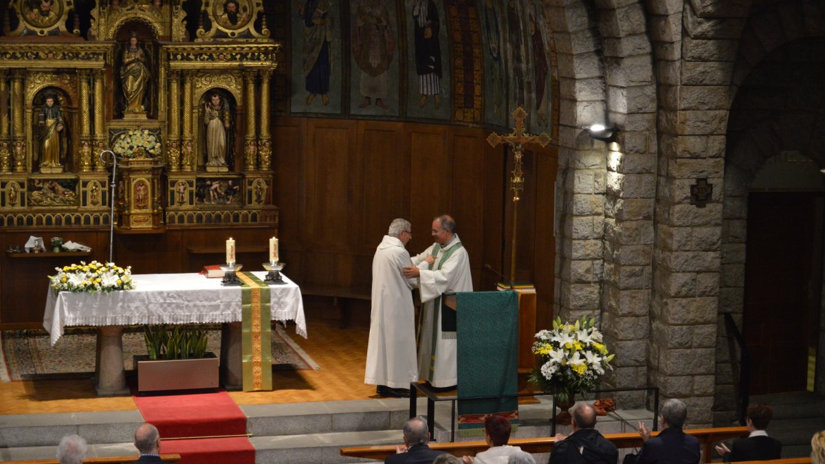 El traspàs entre els mossens, durant la celebració de la missa