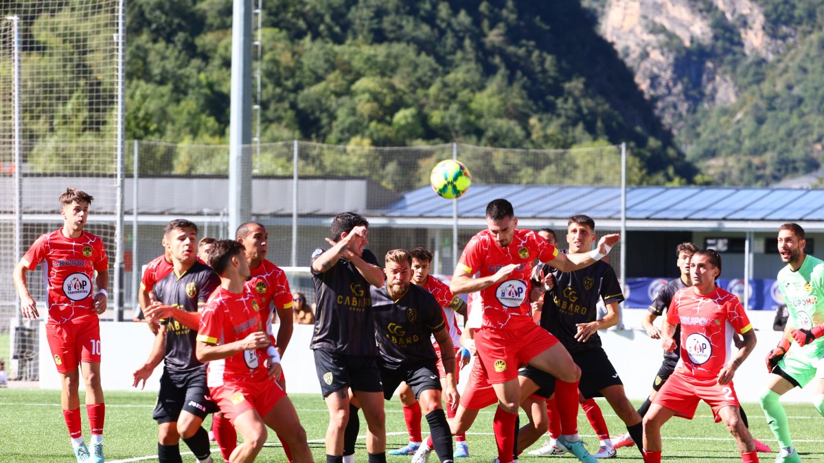 L’FC Santa Coloma va superar el campió, la UE, al derbi colomenc.