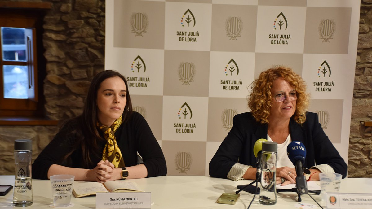 Una de les codirectores dels Pastorets 2024, Núria Montes, i la consellera de Cultura de Sant Julià de Lòria, Teresa Areny, durant la presentació de l'obra teatral