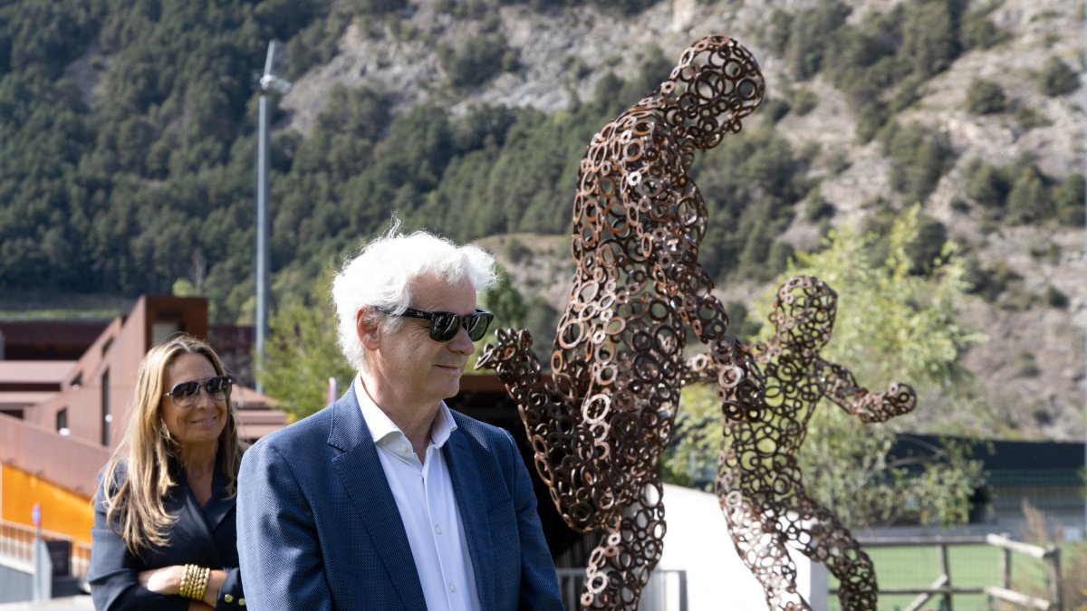 L'artista Toni Cruz amb l'obra de fons