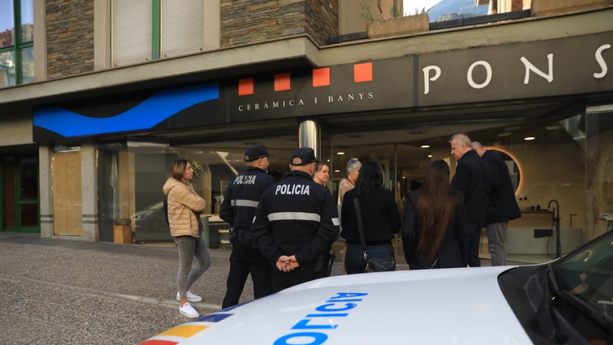 La policia, el saig i els advocats aquest matí a la porta de l'edifici