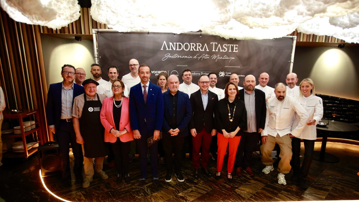 Autoritats amb xefs al sopar d'inauguració de l'Andorra Taste aquesta nit