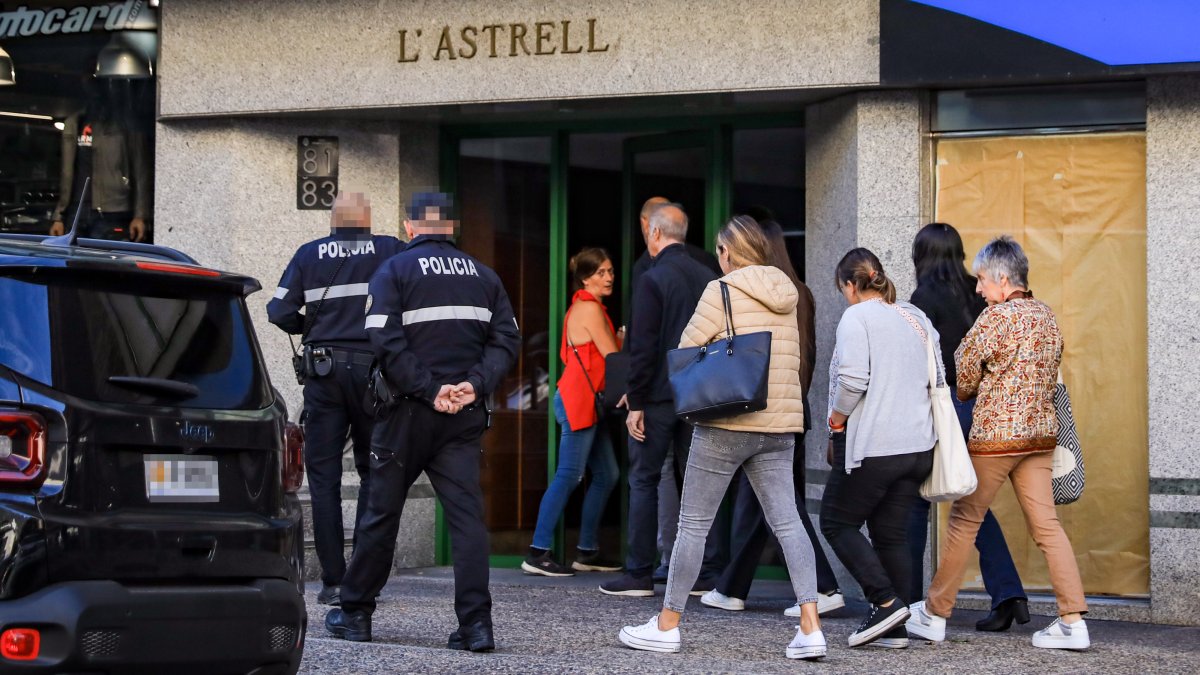 La comitiva que va participar en el desnonament, que finalment no es va dur a terme, a l’avinguda Santa Coloma.